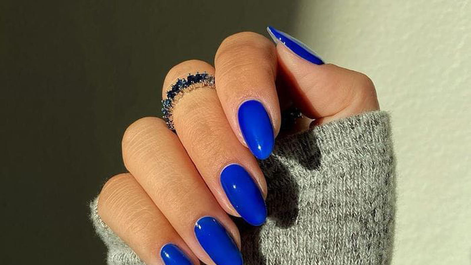 Manucure bleu électrique 