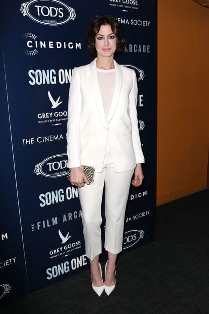 Anne Hathaway en costume blanc