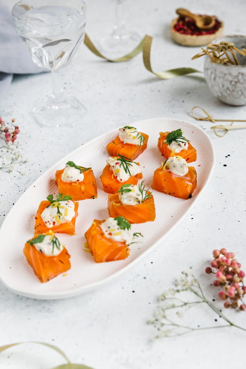 Dés de saumon gravelax, crème et morilles