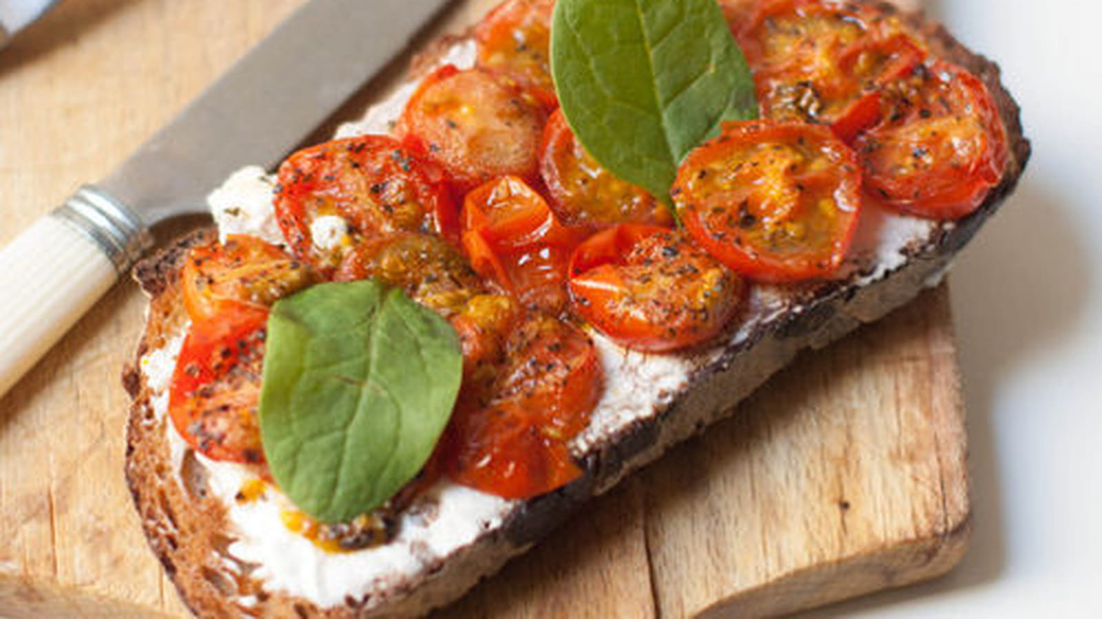Tartines de tomates rôties