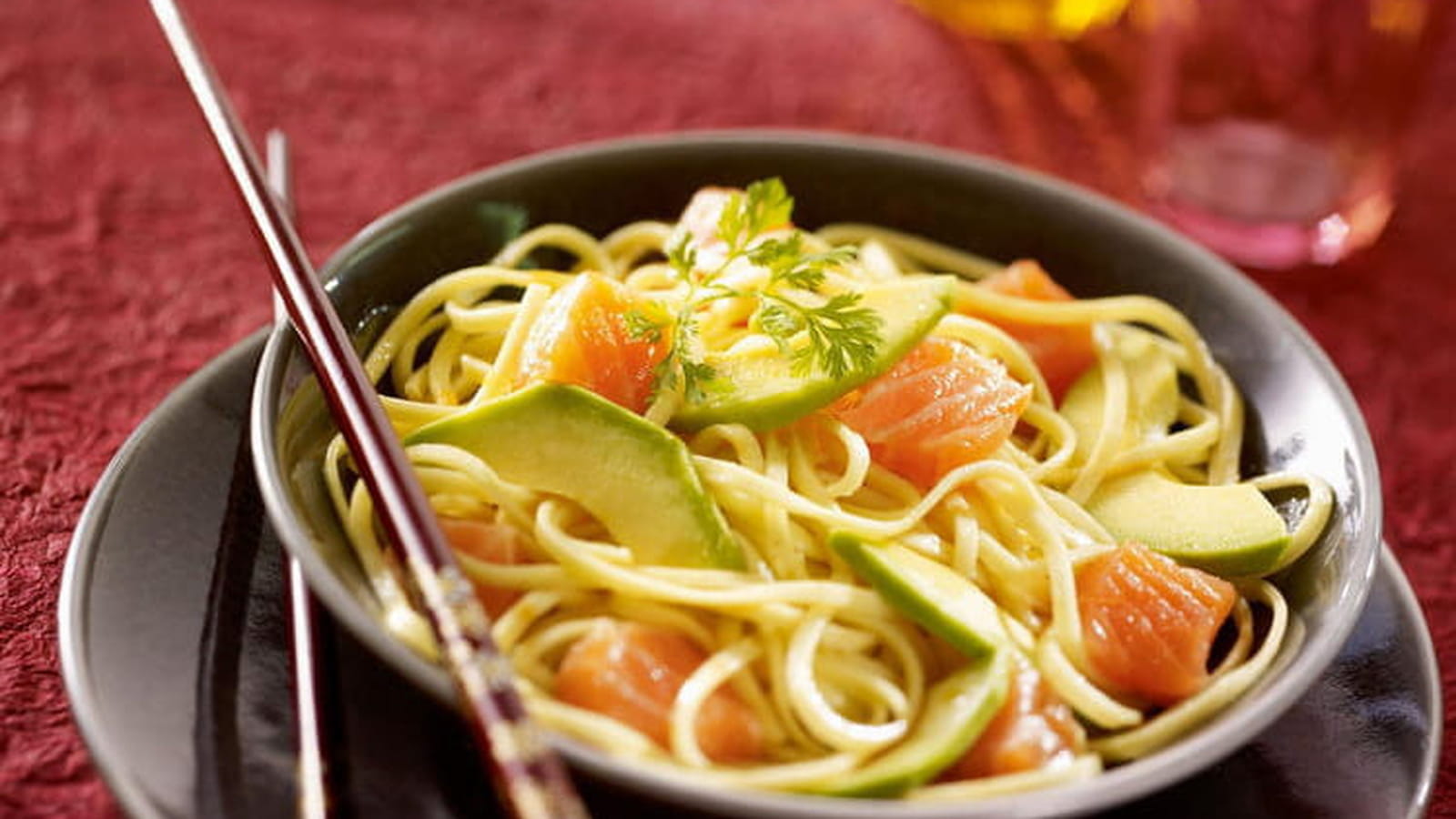 Salade de nouilles tièdes au saumon et avocat