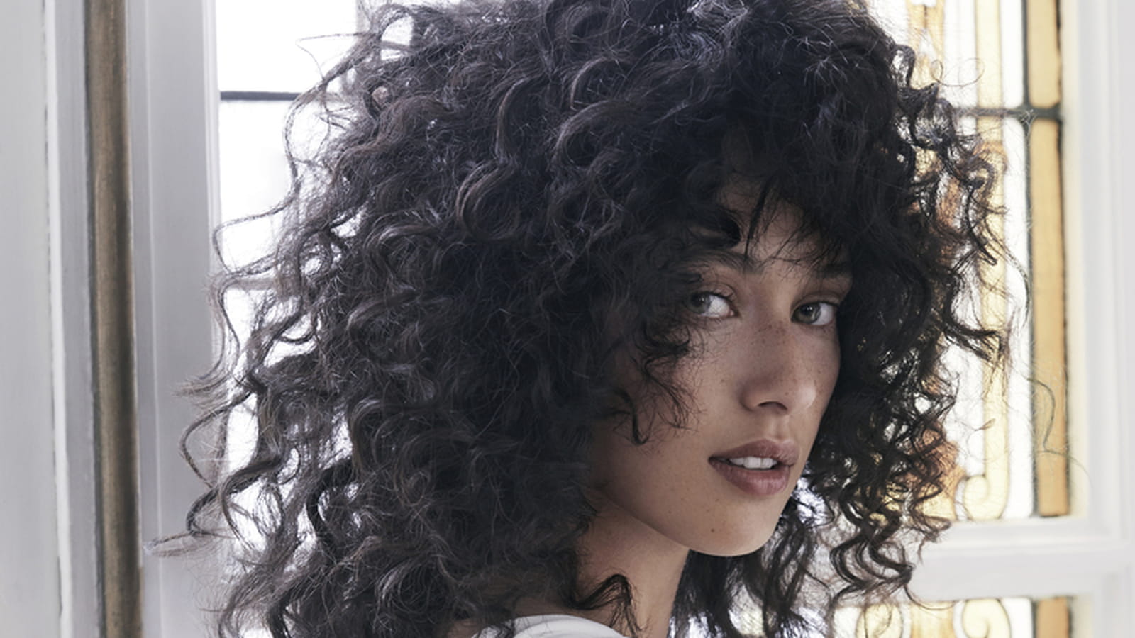 Les cheveux frisés volumineux