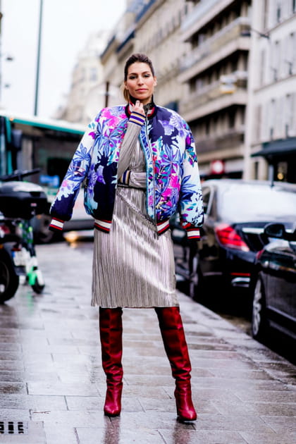 Laury Thilleman en robe lamée et veste Léonard