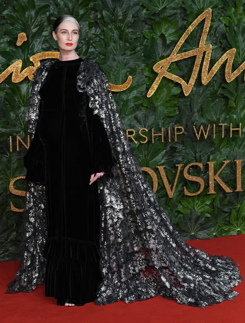 Erin O'Connor en robe &agrave; cape