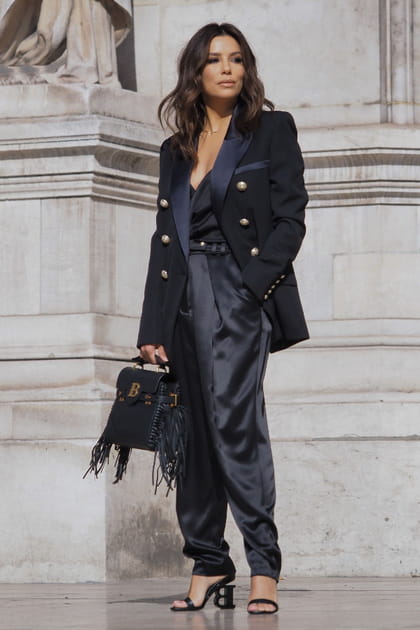 Eva Longoria en ensemble satin&eacute; et sac &agrave; main &agrave; franges Balmain