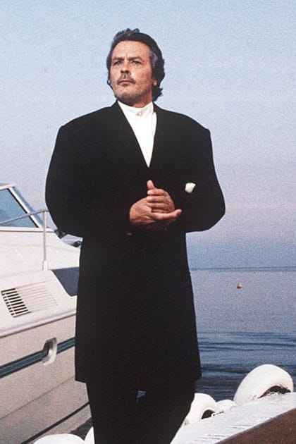 Alain Delon en caban noir et chemise blanche