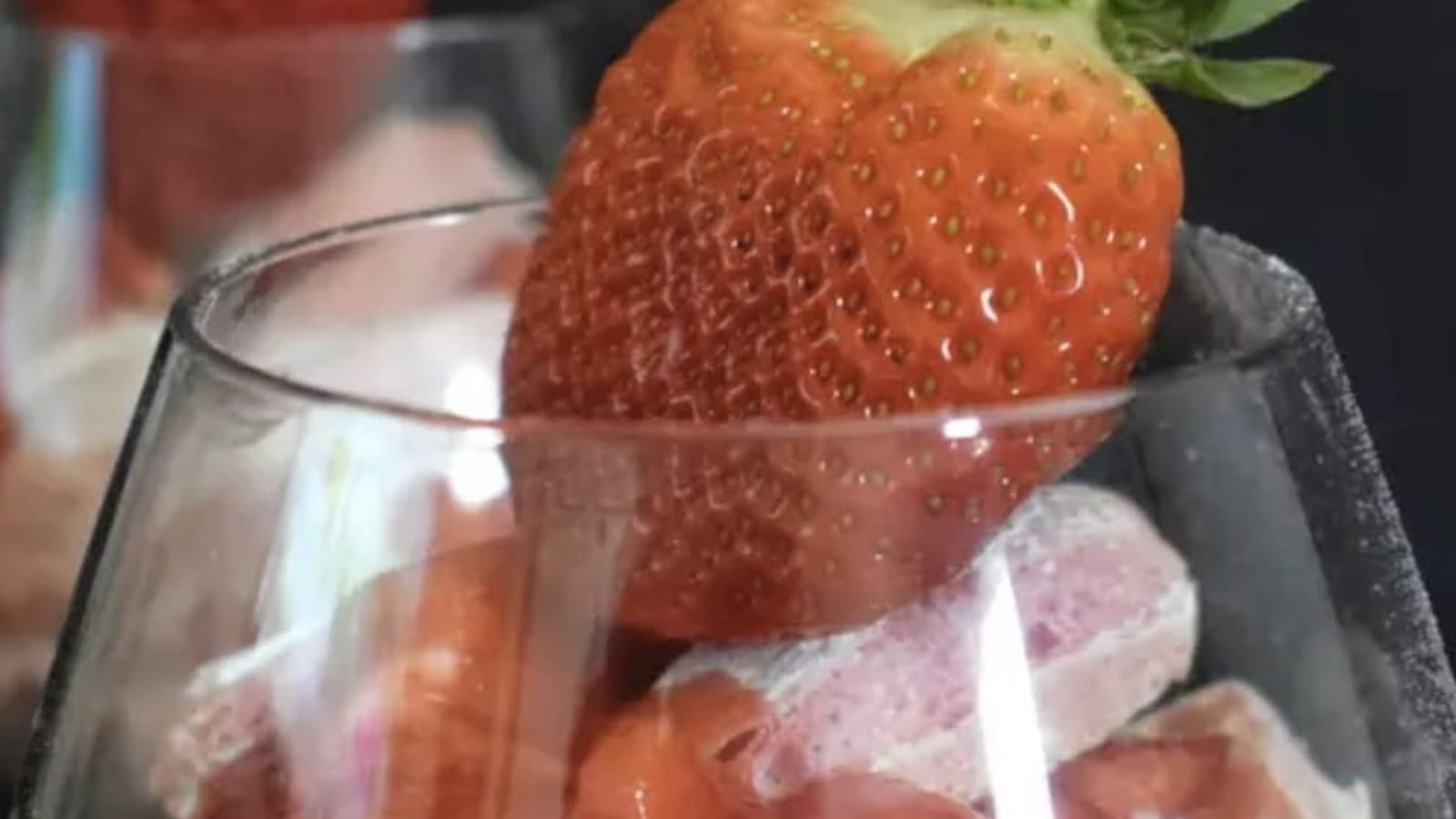 Eton Mess revisité aux biscuits roses et aux fraises