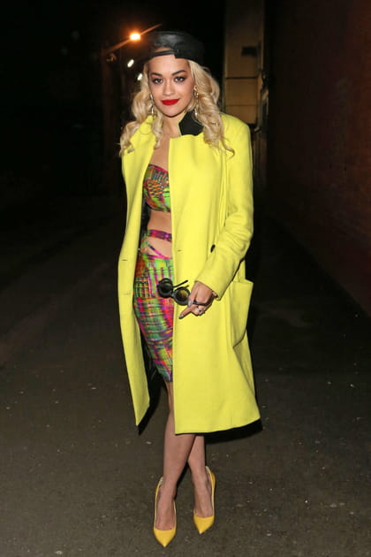 Rita Ora en manteau jaune et ensemble imprim&eacute;
