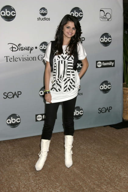 Selena Gomez en long T-shirt blanc et slim noir