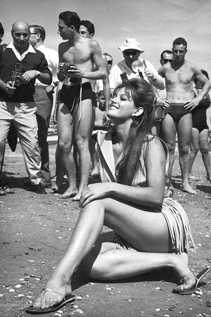 Claudia Cardinale en jupe frangée