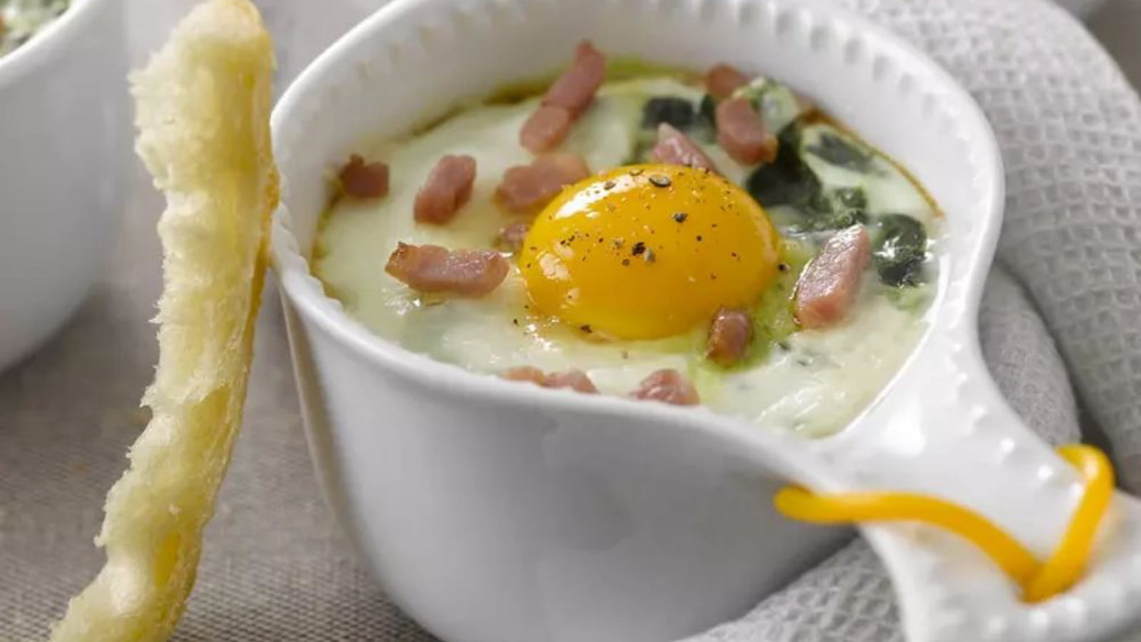 Œuf cocotte aux épinards et aux lardons