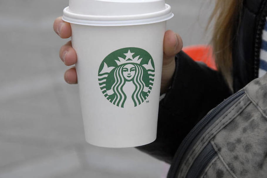 Jusqu’à 25 cuillères de sucre dans les boissons Starbucks