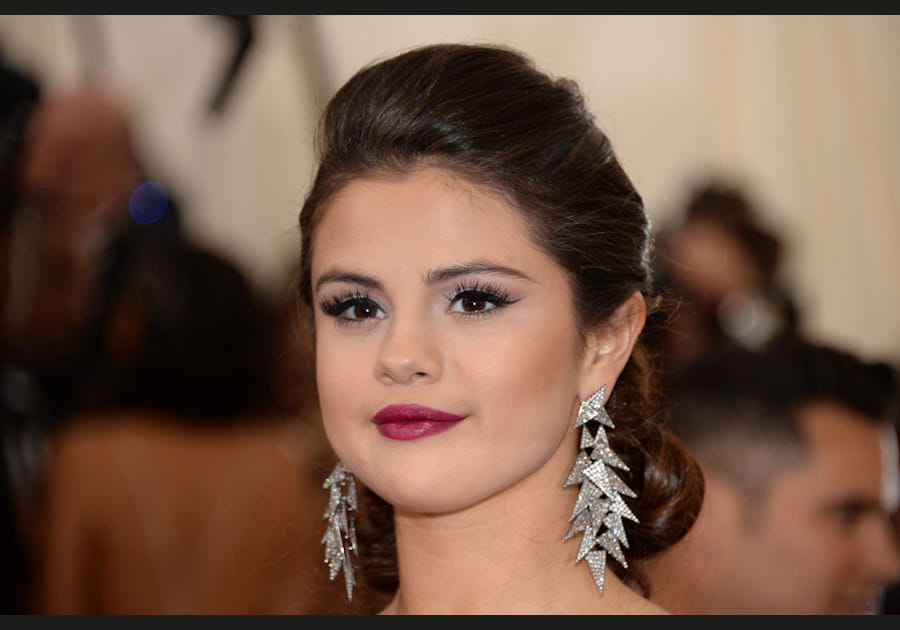 La bouche fuchsia de Selena Gomez