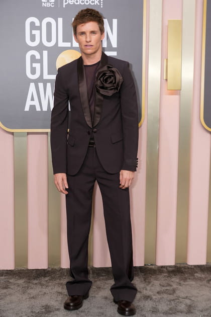 Eddie Redmayne en costume noir Valentino