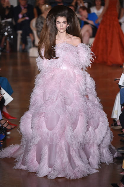 Kaia Gerber en robe &agrave; plumes Valentino