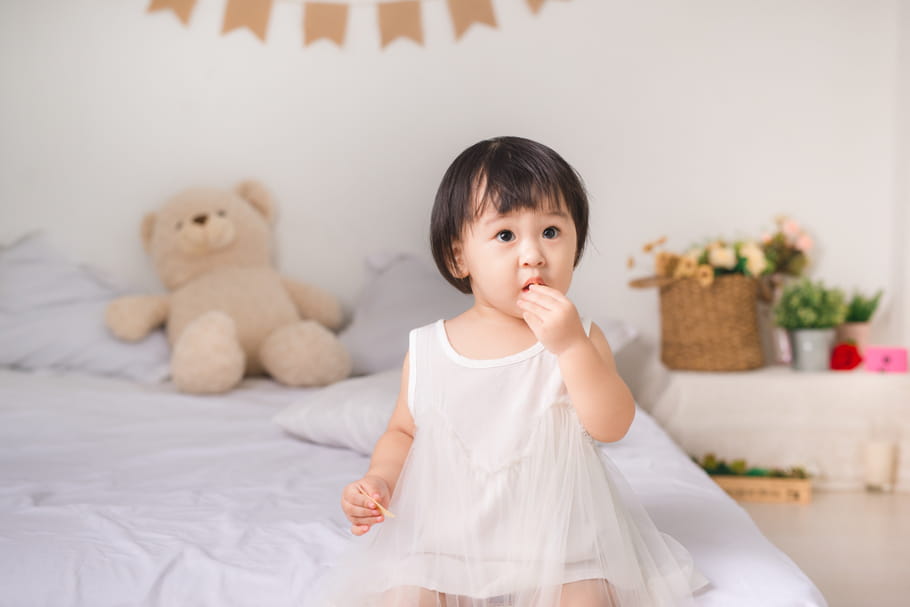 L'OMS alerte sur les dangers du sucre dans l'alimentation de bébé