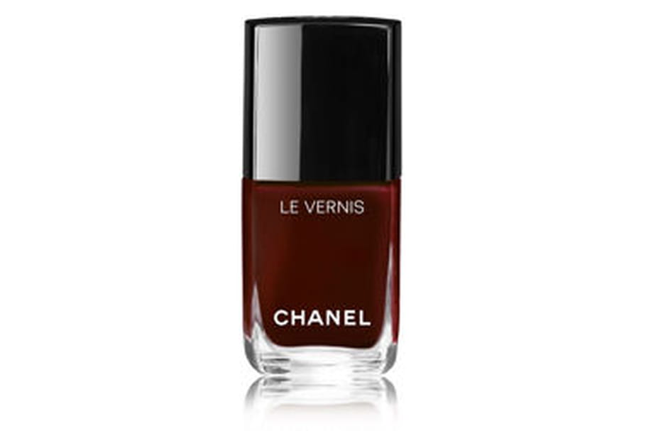 Tout savoir sur le vernis rouge noir de Chanel