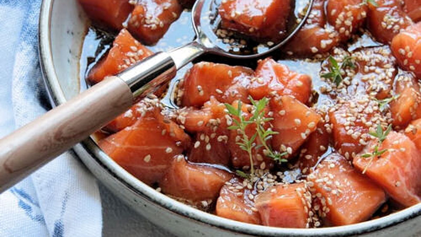 Saumon cru mariné à la sauce soja et graines de sésame