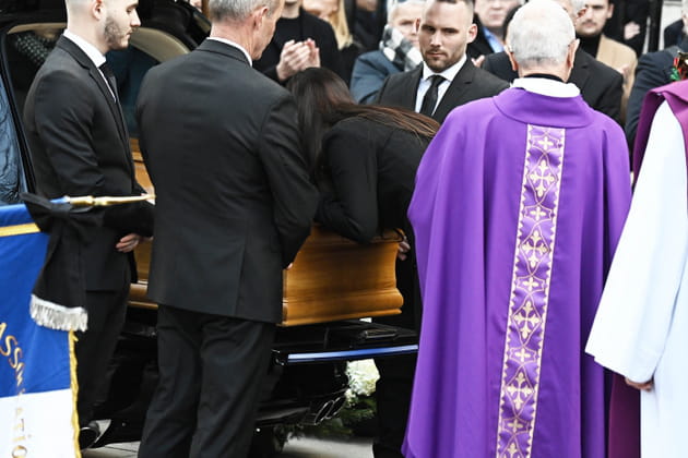 Nathalie Marquay embrasse le cercueil