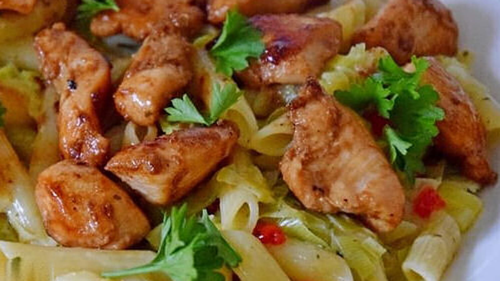 Poulet accompagné de poireaux au lait de coco et curry