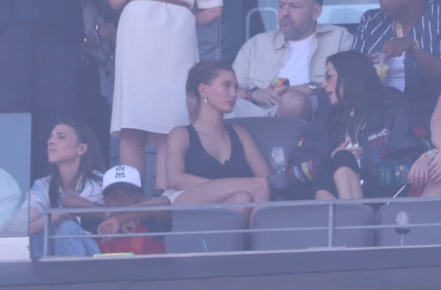 Hailey Bieber dans les tribunes, son mari Justin sur le terrain &agrave; la mi-temps