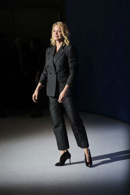 Virginie Efira en costume texturé