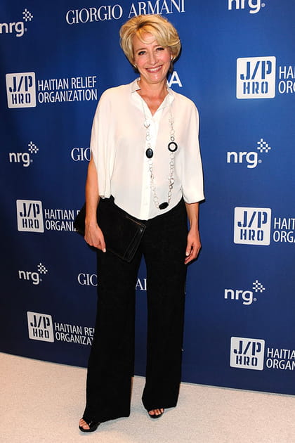 Emma Thompson en pantalon noir fluide et blouse ivoire