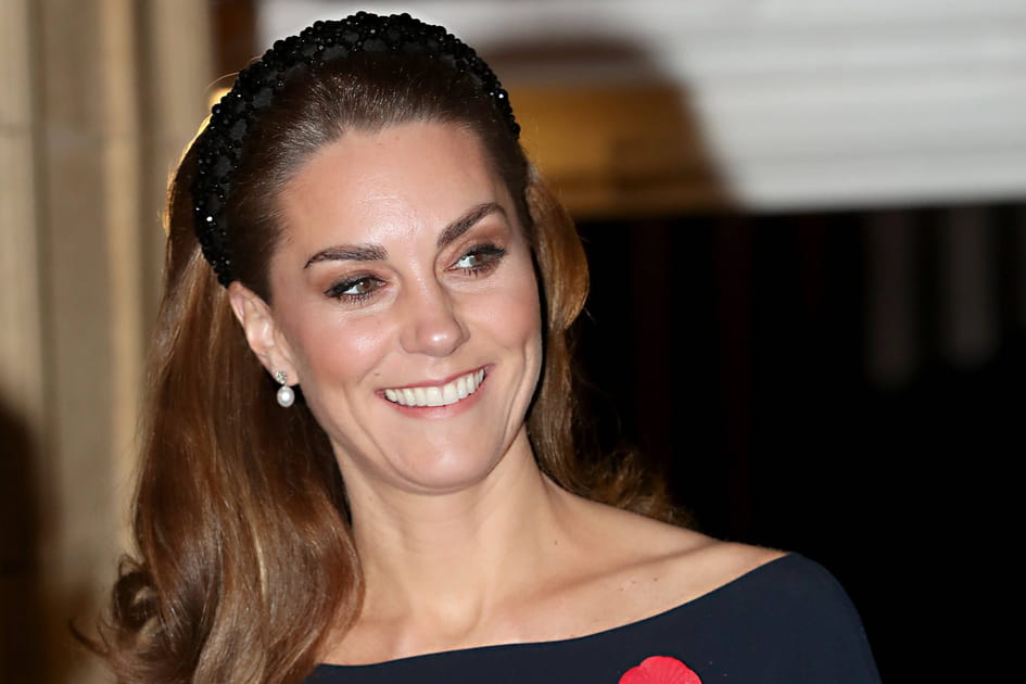 Kate Middleton avec un serre-t&ecirc;te &agrave; perles noires brillantes