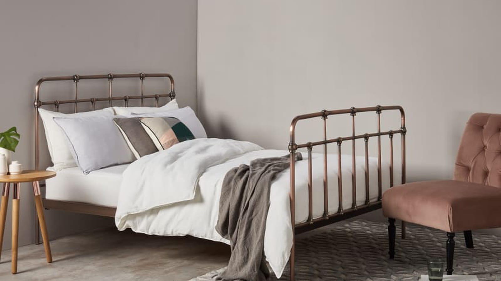 Un lit rétro en métal