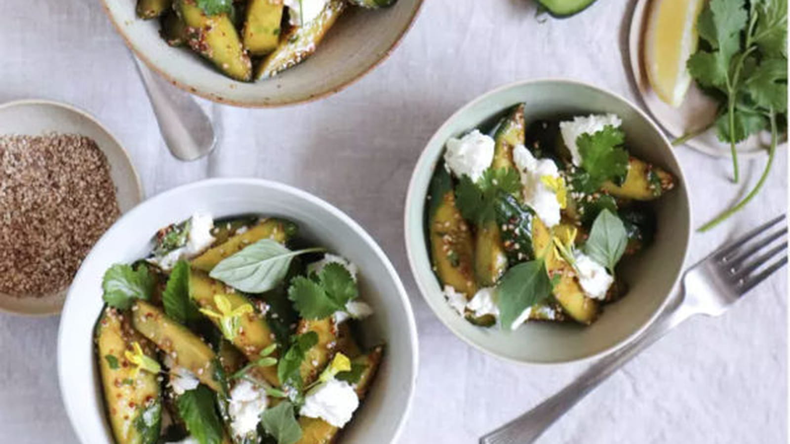 Salade de concombre au sésame, coriandre, menthe et chèvre frais