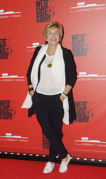 V&eacute;ronique Jannot en pantalon ray&eacute;