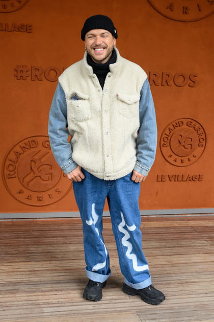 Quentin Mosimann en veste sans manches et jean imprim&eacute;