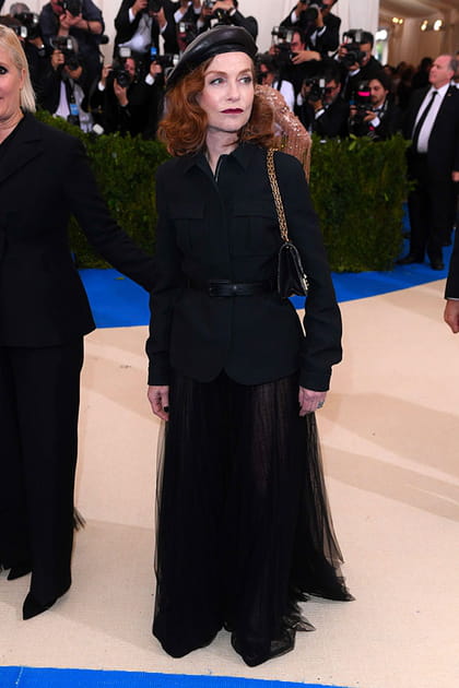 Isabelle Huppert en jupon en tulle noir et veste cintr&eacute;e