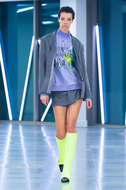 Pull violet &agrave; motifs et chaussettes hautes jaunes aper&ccedil;us sur le d&eacute;fil&eacute; Mark Fast