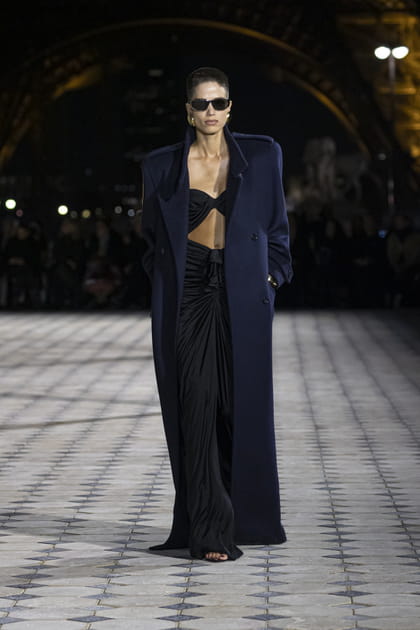 Look 32&nbsp;du d&eacute;fil&eacute; Saint Laurent