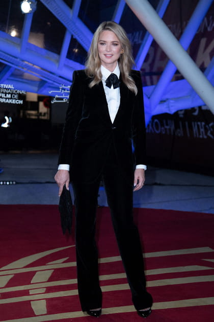 Virginie Efira en smoking noir et chemise blanche à col lavallière Saint Laurent