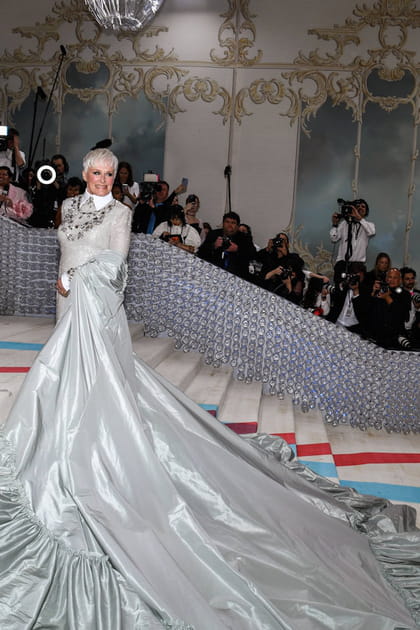 Glenn Close en robe m&eacute;tallis&eacute;e &agrave; tra&icirc;ne Erdem