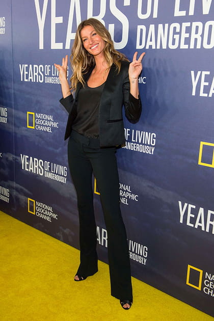 Gisele Bündchen en costume pantalon noir