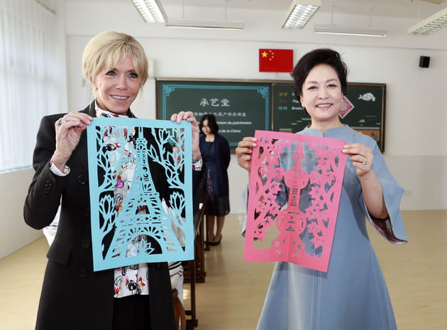 Brigitte Macron et Peng Liyuan pr&eacute;sentent leurs &oelig;uvres
