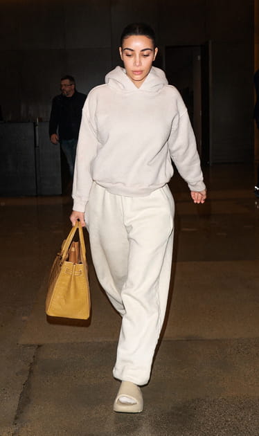 Kim Kardashian en surv&ecirc;tement beige