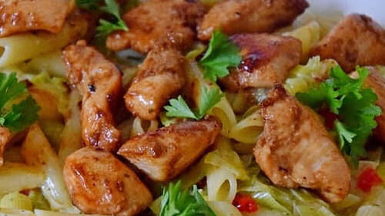Poulet accompagné de poireaux au lait de coco et curry