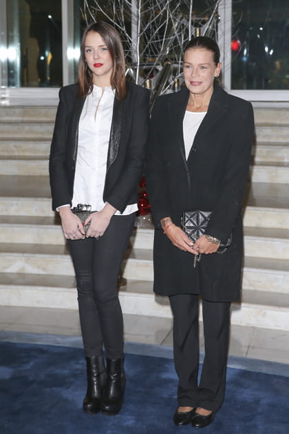 St&eacute;phanie de Monaco en manteau et pantalon noir