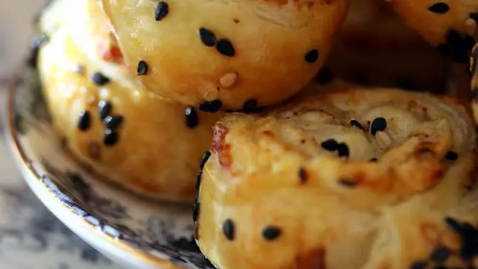 Feuilletés aux fromages, poivre de Madagascar et noix