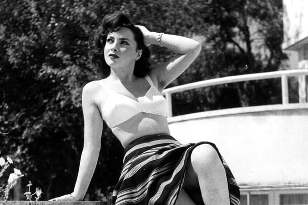 Gina Lollobrigida prend la pose sous un soleil éclatant en 1947