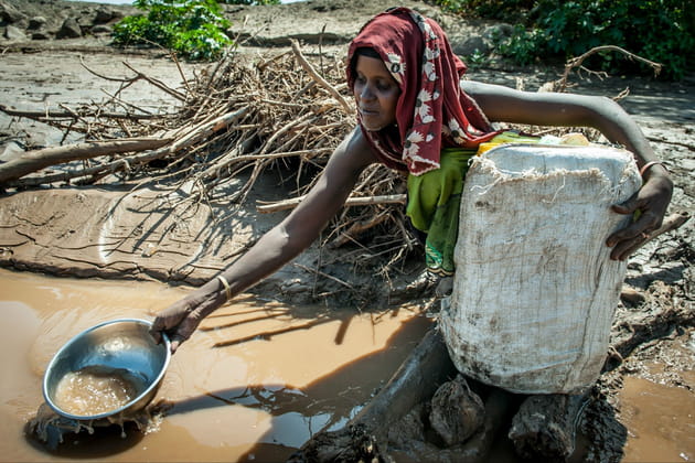 Petit point d'eau dans une rivière assechée