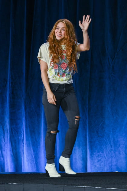 Apr&egrave;s&nbsp;: Shakira &agrave; 43&nbsp;ans en T-shirt imprim&eacute; et jean trou&eacute;