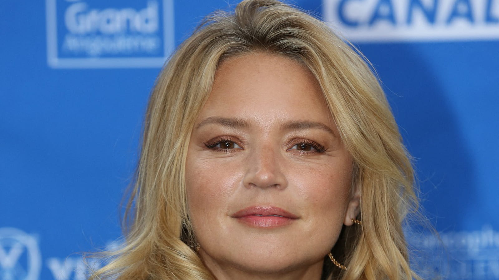 Le regard cuivré de Virginie Efira