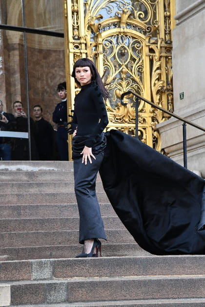 Zendaya en haut &agrave; n&oelig;uds et jupe &agrave; tra&icirc;ne au d&eacute;fil&eacute; Schiaparelli haute couture printemps-&eacute;t&eacute; 2024&nbsp;