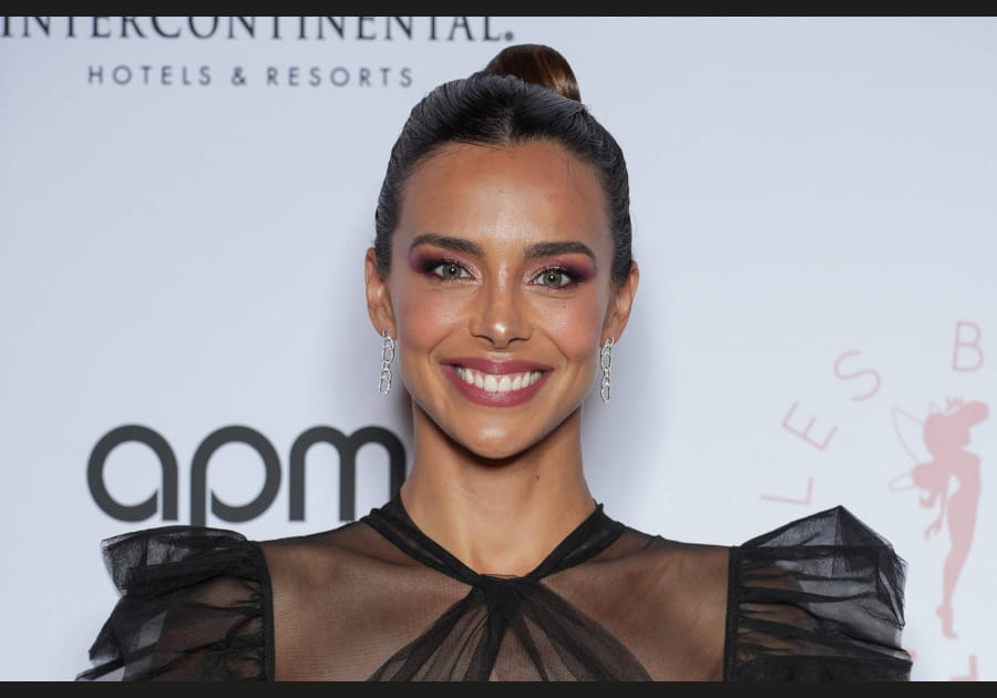 Marine Lorphelin, girly avec son make-up rose