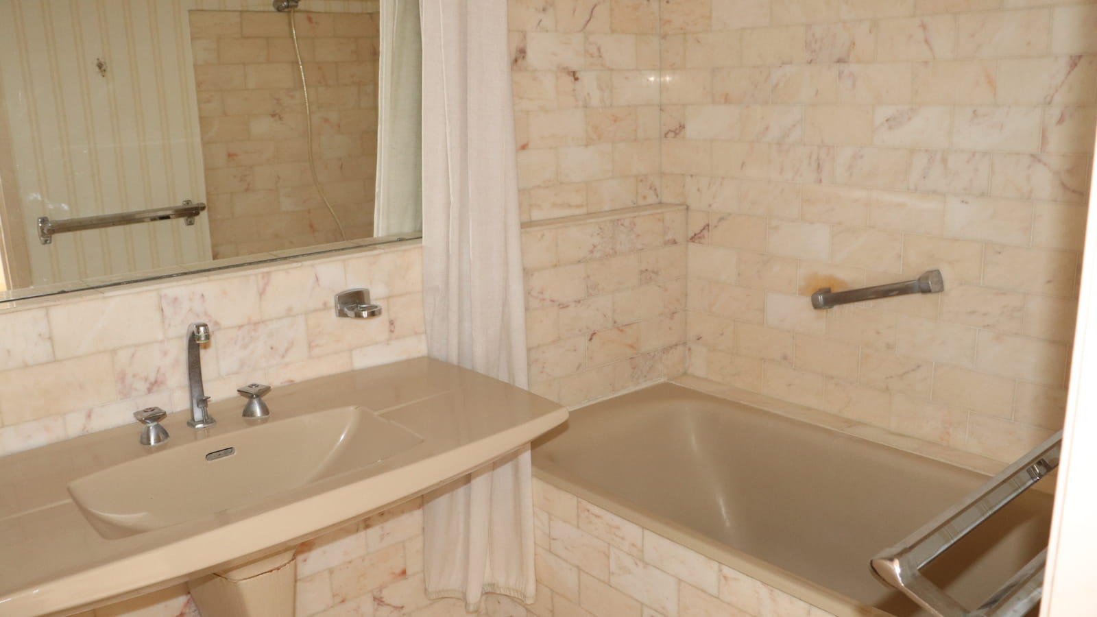 Salle de bains avant